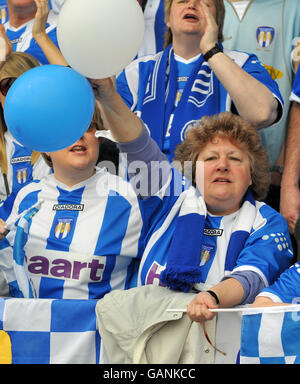 I fan di Colchester si divertano all'ultima partita di Layer Road. Foto Stock