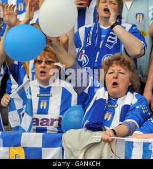 I fan di Colchester si divertano all'ultima partita di Layer Road. Foto Stock