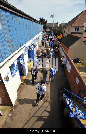 I fan di Colchester si fanno strada per l'ultima partita di Layer Road. Foto Stock