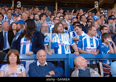 Colchester United v Stoke City Layer Road, Colchester - 26/4/2008 i fan di Colchester potranno godersi l'ultima partita mai realizzata su Layer Road. Gli appassionati di Colchester potranno godersi l'ultima partita mai realizzata a Layer Road. Foto Stock