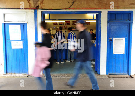 I fan di Colchester si fanno strada per l'ultima partita di Layer Road. Foto Stock