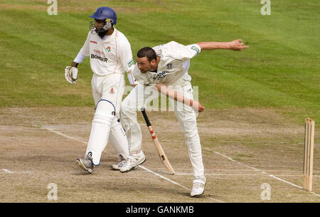 Le ciotole Steve Harmison di Durham, guardate da Mohammad Yousuf di Lancashire durante la partita della LV County Championship Division One all'Old Trafford Cricket Ground di Manchester. Foto Stock