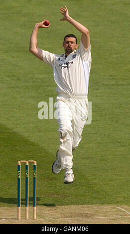 Steve Harmison di Durham corre in ciotola durante la partita della LV County Championship Division uno all'Old Trafford Cricket Ground di Manchester. Foto Stock