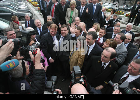 Brian Cowen, in attesa di un Taoiseach irlandese, festeggia dopo essere stato pubblicamente svelato come leader del partito Fianna Fail designato oggi al di fuori del dail parliament a Dublino. Foto Stock