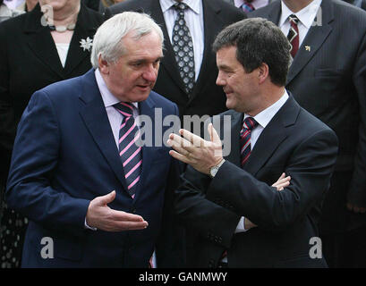 Taoiseach Bertie Ahern parla al ministro dei trasporti Noel Ahern dopo che Brian Cowen è stato pubblicamente rivelato come leader del partito Fianna Fail designato oggi fuori dal parlamento Dail a Dublino. Foto Stock