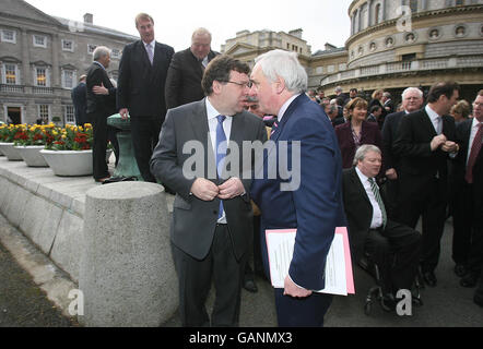 Il Taoiseach uscente Bertie Ahern parla con il suo sostituto Brian Cowen dopo che Cowen è stato pubblicamente svelato come leader del partito Fianna Fail designato oggi al di fuori del parlamento di Dail a Dublino. Foto Stock