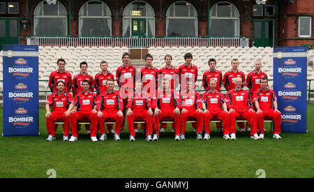 Gruppo di squadra Lancashire Lightning : Back row - (l-r) Stephen Parry, Steven Mullaney, Gareth Cross, Oliver Newby, Simon Marshall, Tom Smith, Kyle Hogg, Paul Horton, Steven Croft, Karl Brown Front Row - Luke Sutton, Sajid Mahmood, Dominic Cork, Glen Chapple, Andrew Flintoff, Mark Chilton, Gary Keedy, Iffain e Loffain Foto Stock