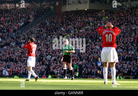 Calcio - AXA fa Cup - Fifth Round - Manchester United contro Arsenal. Ryan Giggs e Ruud van Nistelrooy del Manchester United si levano in piedi abbattuti dopo che Giggs perde un obiettivo aperto contro l'Arsenal Foto Stock