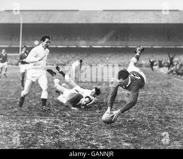 Rugby Union - Five Nations Championship - Inghilterra / Galles. Alun Pask (r) del Galles tocca l'unico tentativo della sua squadra. Foto Stock