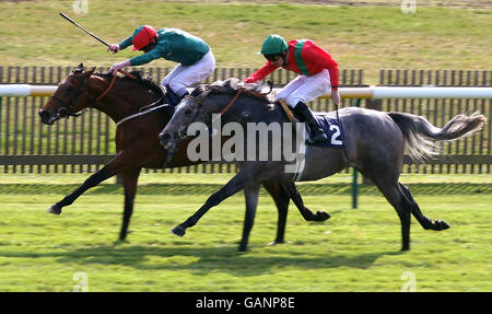 Il campanologo guidato da Joe Fanning vince il Tuddenham Mill Fielden Stakes davanti al Kandahar Run guidato da Ted Durcan all'ippodromo di Newmarket. Foto Stock