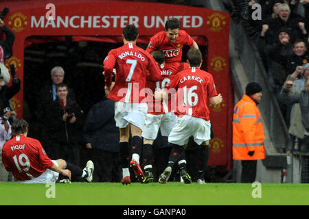 Calcio - Barclays Premier League - Manchester United / Arsenal - Old Trafford. Owen Hargreaves del Manchester United celebra il suo obiettivo con i compagni di squadra Foto Stock