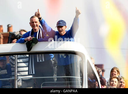 Dave Heeley, maratona cieca (a sinistra) e il suo partner di corsa Malcolm 'Mac' Carr arrivano a casa su un autobus scoperto per un'accoglienza entusiasta da parte di amici e vicini oggi. Foto Stock