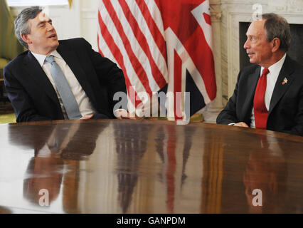 Il primo ministro britannico Gordon Brown, a sinistra, incontra oggi il sindaco di New York Michael Bloomberg, a destra, nel municipio di New York. Foto Stock