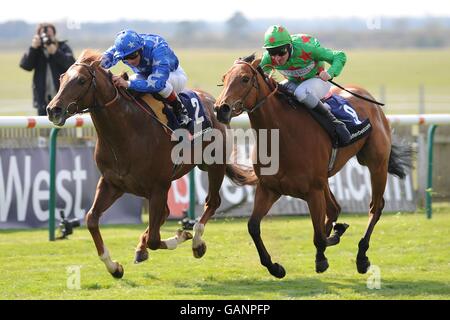 L-R; Fat Boy ridden da Jockey Frankie Dettori e Royal Confidence riddeb da Jockey Michael Hills durante il rendere migliore scommessa European Free handicap (elencati) Foto Stock