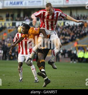 Sylvan Ebanks-Blake di Wolverhampton Wanderers e Ryan Shawcross di Stoke City durante la partita del campionato Coca-Cola a Molineux, Wolverhampton. Data foto: Sabato 9 febbraio 2008. Il credito fotografico deve essere: Filo PA/PA. Foto Stock