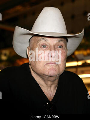 Tony Curtis, attore e artista hollywoodiano, durante una fotocellula per la Tony Curtis Art Collection, in mostra ad Harrods, nel centro di Londra. Foto Stock