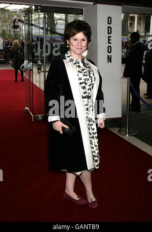 Idelda Staunton arriva per la prima mondiale di beneficenza di tre e esce all'Odeon West End Cinema, Leicester Square, Londra. Foto Stock