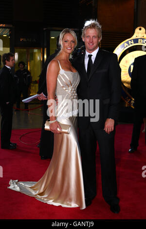 Cricket - 2008 Allan Border Medal - Crown Casino, Melbourne. Cameron White e il partner Jacqui Morris arrivano sul tappeto rosso per la Medaglia di confine Allan del 2008 Foto Stock