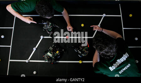 Gli studenti del primo anno di Ingegneria e Informatica, da sinistra a destra, Oisin o' Murchu e Leo McKeever testano i loro robot in miniatura prima di gareggiare nella finale di Siemens RoboRugby che si terrà stasera nell'Auditorium Clinton all'University College di Dublino. Foto Stock