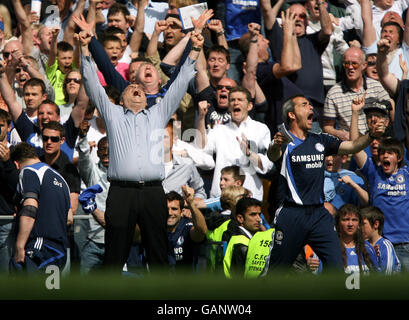 Calcio - Barclays Premier League - Chelsea / Manchester United - Stamford Bridge. Il manager di Chelsea Avram Grant celebra Michael Ballack secondo obiettivo del gioco. Foto Stock