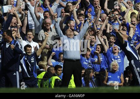 Calcio - Barclays Premier League - Chelsea / Manchester United - Stamford Bridge. Il manager di Chelsea, Avram Grant, festeggia sulla linea di contatto dopo aver battuto il Manchester United Foto Stock