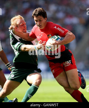 Rugby Union - Heineken Cup - Semifinale - Londra Irlandese / Tolosa - Twickenham. Yannick Jauzion di Tolosa consegna a Londra Shane Geraghty durante la semifinale della Heineken Cup a Twickenham, Londra. Foto Stock