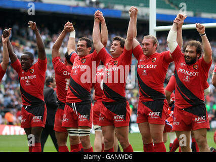 Rugby Union - Heineken Cup - Semifinale - Londra Irlandese / Tolosa - Twickenham. I giocatori di Tolosa festeggiano la loro vittoria sugli irlandesi londinesi durante la semifinale della Heineken Cup a Twickenham, Londra. Foto Stock