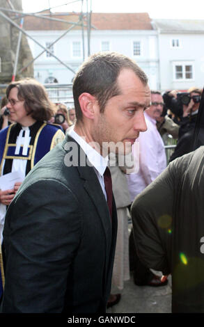 L'attore, Jude Law, lascia oggi la chiesa di San Tommaso sull'isola di Wight dopo un servizio di Ringraziamento per il direttore, Anthony Mingella, che è scomparso il mese scorso. Foto Stock