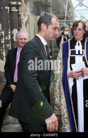 L'attore, Jude Law, lascia oggi la chiesa di San Tommaso sull'isola di Wight dopo un servizio di Ringraziamento per il direttore, Anthony Mingella, che è scomparso il mese scorso. Foto Stock