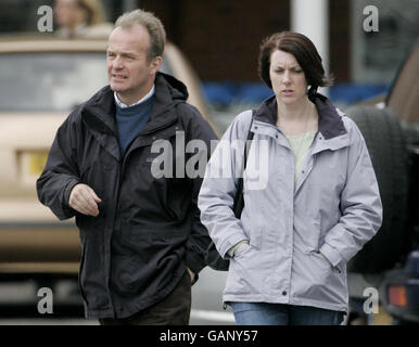 David Chenery-Wickens, 51 anni, marito dell'artista di composizione mancante Diane Chenery-Wickens, con Kerry Lippett, dopo aver frequentato l'Eastbourne Custody Center per rispondere alla prigione della polizia. Foto Stock
