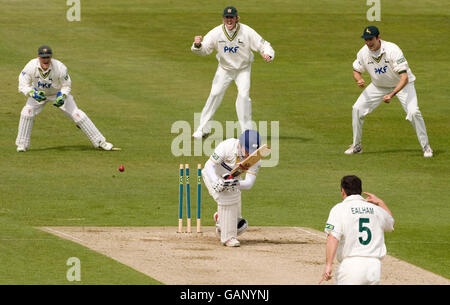 Mark Ealham di Nottinghamshire per 9 corse durante la partita della Divisione 1 del campionato della contea di LV a Headingley Carnegie, Leeds. Foto Stock