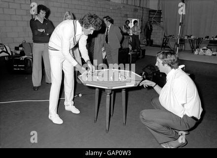 (L-R) Bob Willis e Ian Botham in Inghilterra si divertirono Di cricket da tavolo 'Test Match' prima di salire a bordo dell'aereo In Australia Foto Stock