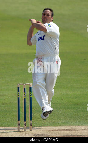 Cricket - Liverpool Victoria County Championship - Divisione uno - giorno due - Nottinghamshire / Kent - Trent Bridge. Mark Ealham di Nottinghamshire Foto Stock