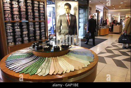 Una vista generale all'interno di Austin Reed su Regents Street, Londra. La catena di abbigliamento ha detto oggi che avrebbe aperto altri 30 negozi quest'anno come l'azienda ha continuato la sua espansione dopo essere stato preso privato. Foto Stock