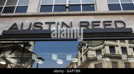 Una vista generale fuori da Austin Reed su Regents Street, Londra. La catena di abbigliamento ha detto oggi che avrebbe aperto altri 30 negozi quest'anno come l'azienda ha continuato la sua espansione dopo essere stato preso privato. Foto Stock