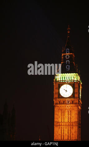 FOTO STANDALONE. RNID, l'associazione benefica per non udenti e per le persone con difficoltà uditive, proietta un'immagine sulle Camere del Parlamento e sulla Torre di Santo Stefano, che rappresenta il 'sottotitolaggio' di Londra e i suoni del Big ben. Foto Stock