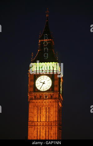 FOTO STANDALONE. RNID, l'associazione benefica per non udenti e per le persone con difficoltà uditive, proietta un'immagine sulle Camere del Parlamento e sulla Torre di Santo Stefano, che rappresenta il 'sottotitolaggio' di Londra e i suoni del Big ben. Foto Stock