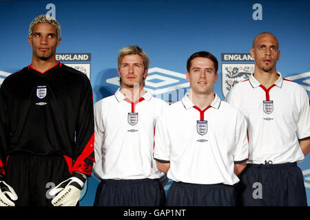 Calcio - lancio della divisa Inghilterra. David James, David Beckham, Michael Owen e Rio Ferdinand in Inghilterra modellano il nuovo kit Foto Stock