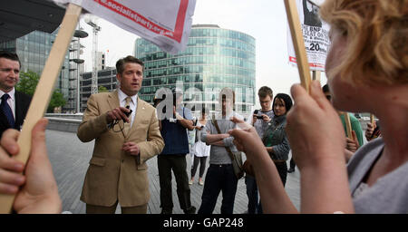 Richard Barnbrook, membro del BNP London Assembly, si trova di fronte a manifestanti al di fuori del City Hall di Londra. Foto Stock