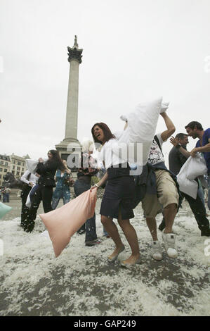 Una lotta lampo con cuscini in stile mob a Trafalgar Square, Londra, per celebrare la settimana nazionale del softie di Andrex. Foto Stock