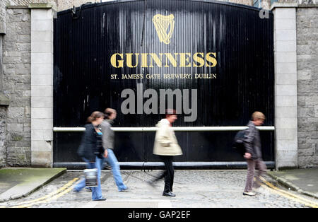 Guinness a vendere metà della storica Birreria Foto Stock