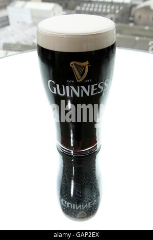 Guinness a vendere metà della storica birreria. Una pinta di Guinness, su un tavolo, nel bar Gravity presso il magazzino Guinness di Dublino. Foto Stock