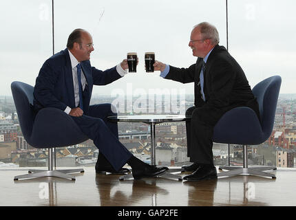 Paul Walsh (a sinistra) CEO di Diageo e Brian Duffy (a destra), Guinness Global Brand Director con suggerimenti di Guinness nel bar Gravity presso il magazzino Guinness di Dublino. Foto Stock