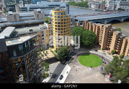 Vista dalla Tate Modern, panoramica degli edifici di appartamenti a Londra, Inghilterra Foto Stock