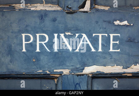 Segno privato dipinto a mano su weathered porta in legno Foto Stock