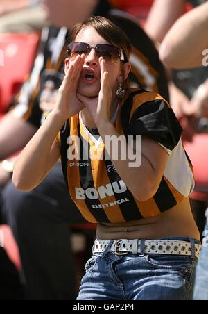 Un fan di Hull City mostra il suo sostegno, nelle tribune durante la partita. Foto Stock