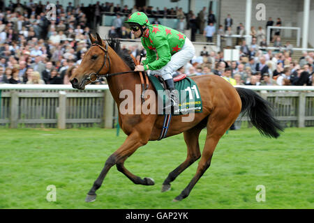 La fiducia reale cavalcata da Michael Hills che sta andando pubblicare per Le stanjamesuk.com 1000 Guineas Stakes a Newmarket Foto Stock