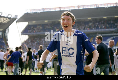 Calcio - Barclays Premier League - Birmingham City / Blackburn Rovers - St Andrew's Stadium. I fan di Birmingham invadono il campo dopo il fischio finale. Foto Stock