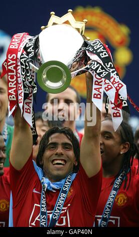 Calcio - Barclays Premier League - Wigan Athletic / Manchester United - JJB Stadium. Carlos Tevez del Manchester United solleva il trofeo della Premier League Foto Stock