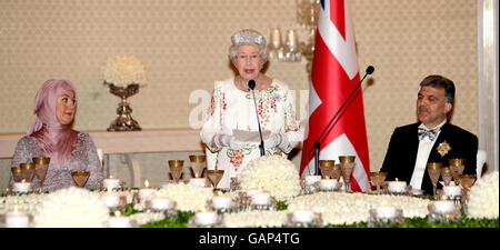 La Regina Elisabetta II della Gran Bretagna parla durante un banchetto di Stato in suo onore al Palazzo Presidenziale come Presidente Abdullah Gul (a destra) e moglie Hayrunnisa Gul (a sinistra) ascolta il primo giorno della loro visita di Stato in Turchia. Foto Stock